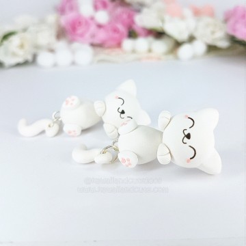 Gato Blanco Cuelga Orejas