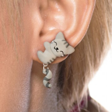 Grey Hugged cat earrings 01